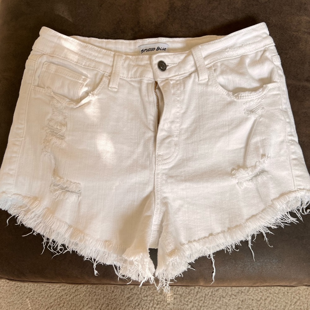 Studio Blue white denim distressed shorts. Size 8/29